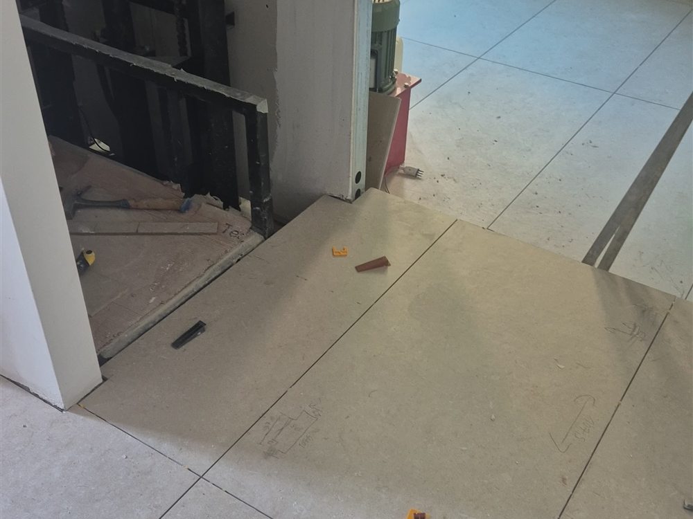 Cantiere di ristrutturazione in corso a L'Aquila, posa pavimenti