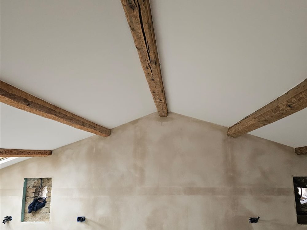 Struttura di copertura in legno con travi a vista, cantiere NVN Impresa Edile