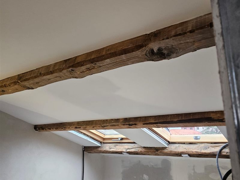 Struttura in legno a vista di un tetto realizzato da NVN Impresa Edile